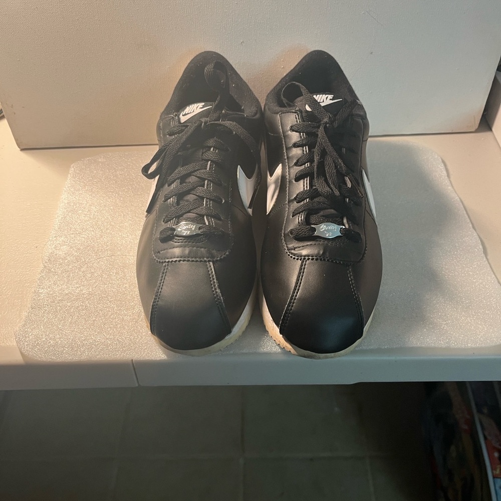 Nike Men's Black and White Classic Sneakers